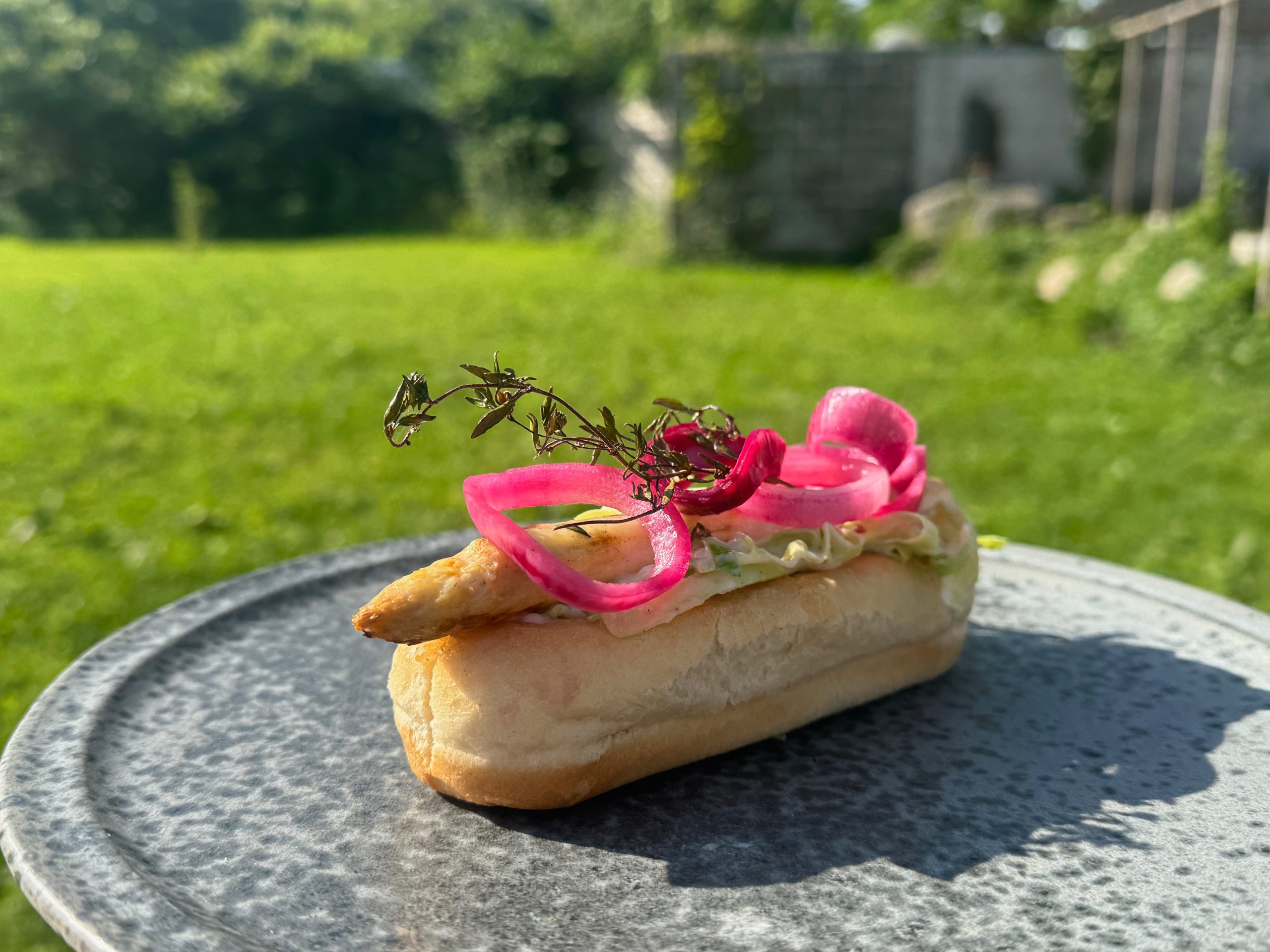 Spargel-Hotdog mit Trüffel-Krautsalat