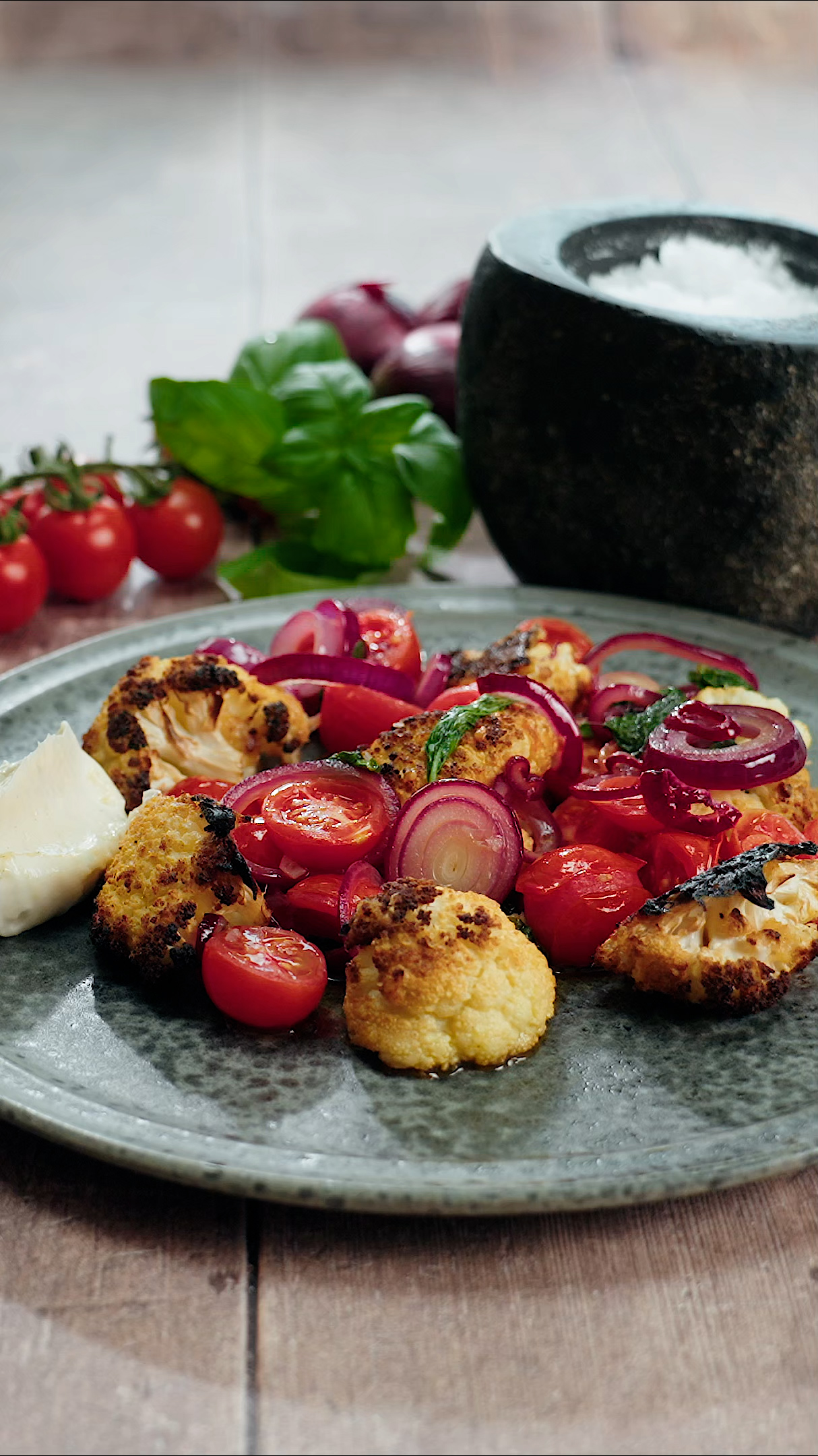 Coliflor asada con ensalada templada de tomate y mayonesa de trufa