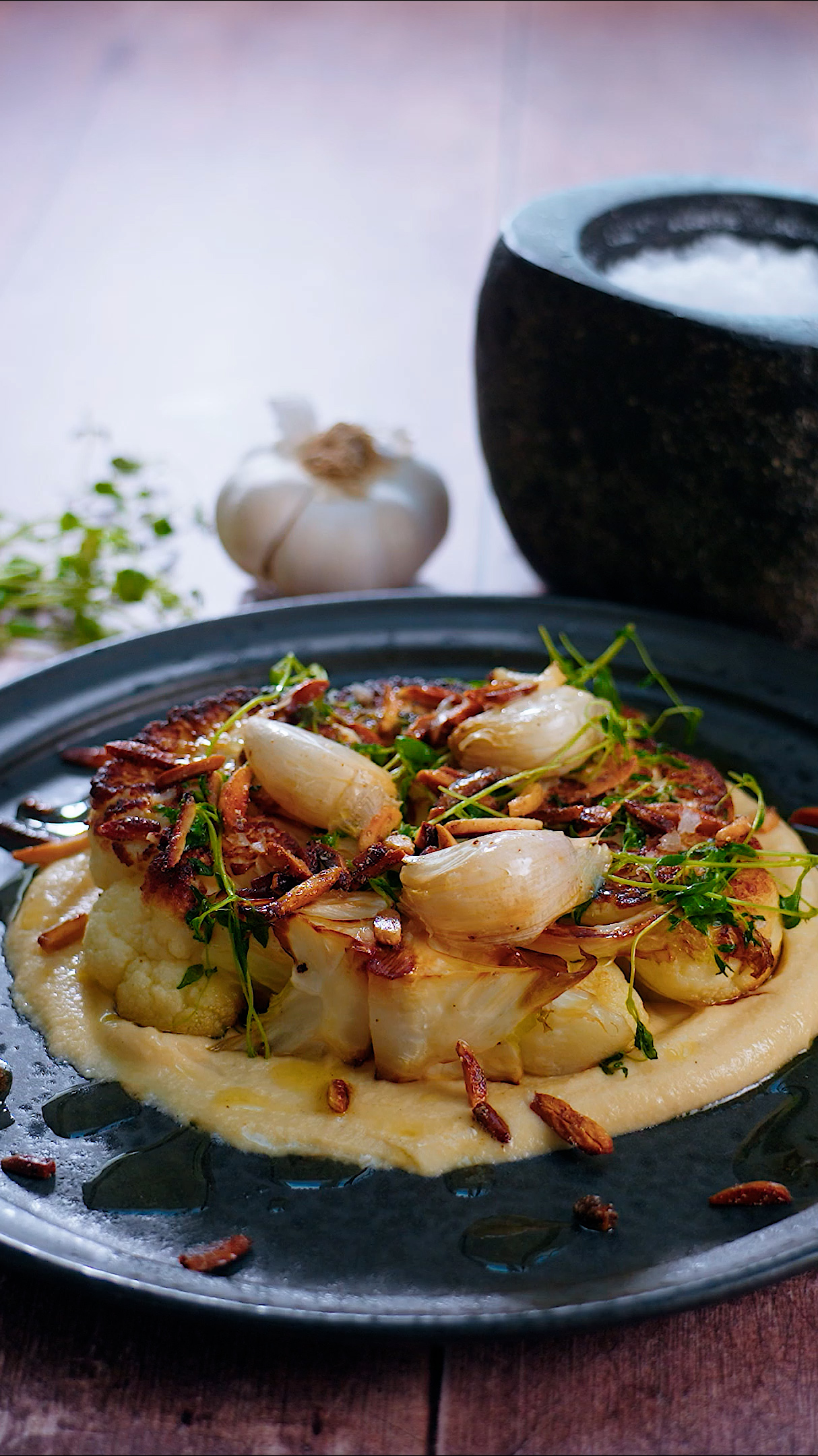 Coliflor salteada sobre hummus con almendras y bacon'ish
