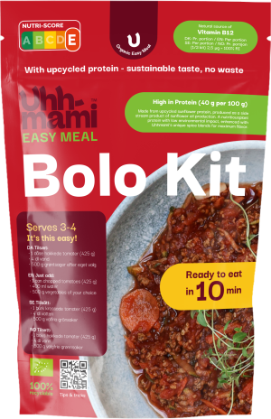 Rød emballasje for et økologisk bolognese-kit fra Uhmmami, som viser frem bærekraftig, resirkulert protein. Bolle med bolognese med synlige urter.