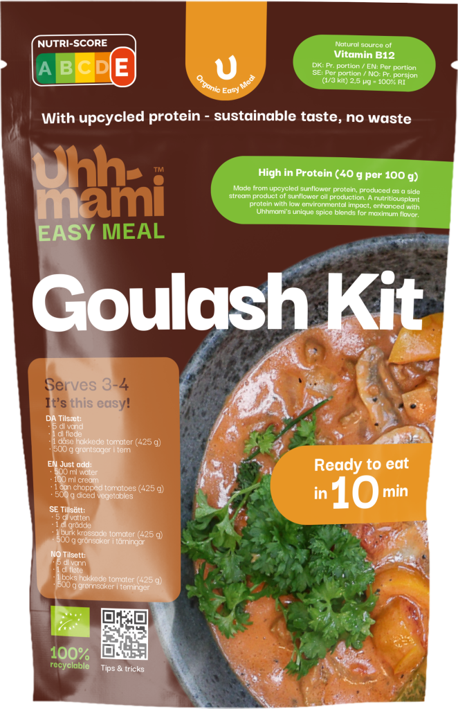Envase de un kit de gulasch ecológico con proteínas recicladas. Presenta imagen de comida con salsa y perejil, etiquetada como rica en proteínas y ecológica.