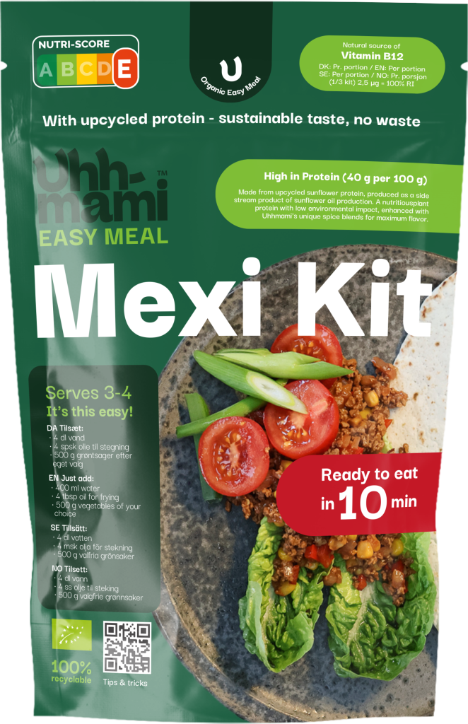 Envase ecológico de un kit Mexi ecológico con un bol de boloñesa, guarnición de perejil y texto que destaca el contenido proteínico y la sostenibilidad.