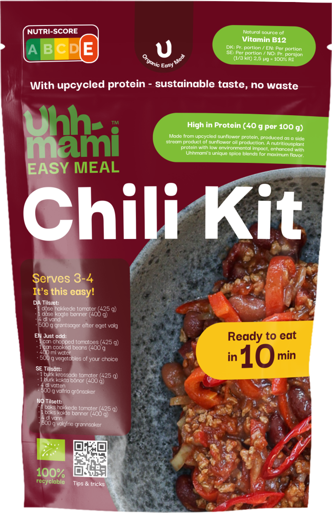 Envase para un kit de chile ecológico de Uhhmami con texto en rojo, verde y blanco. Presenta un cuenco de chile con alubias y pimientos rojos, promoviendo la sostenibilidad.