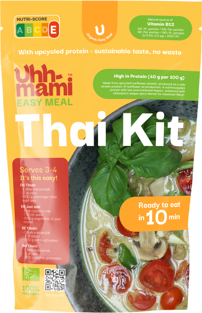 Envase amarillo brillante para un kit de sopa tailandesa ecológica etiquetado Uhhmami. Presenta un plato de sopa con tomates cherry y albahaca. El texto hace hincapié en la sostenibilidad.