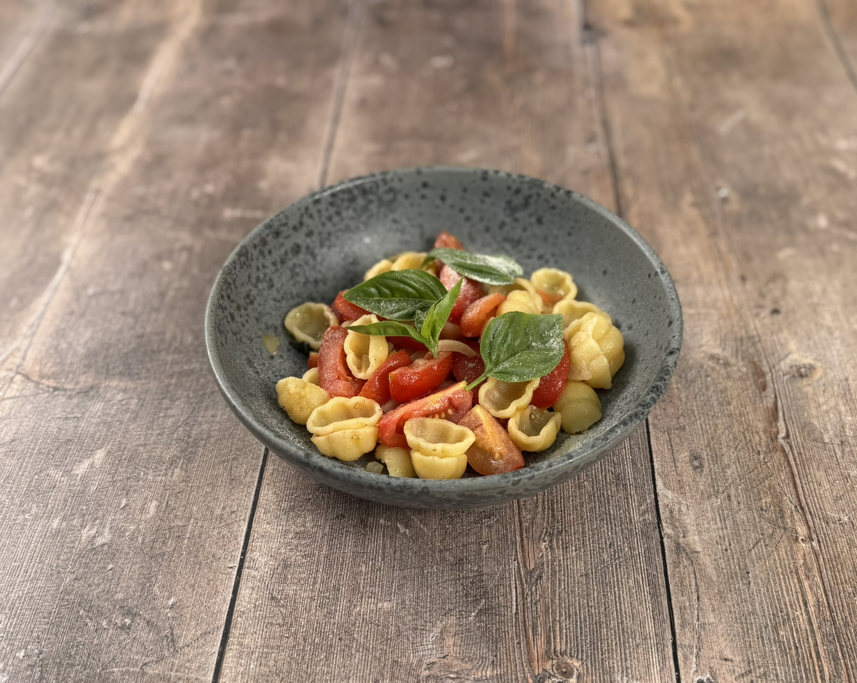 Geglazuurde Pasta Schelpen met Kersentomaten, Basilicum & Chee'ish